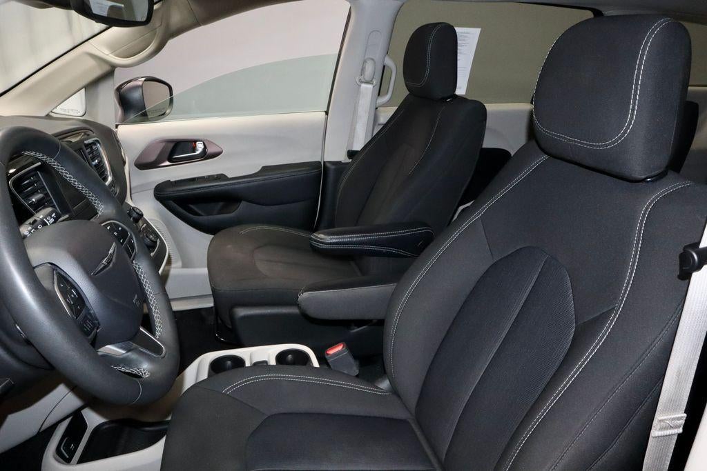 2023 Chrysler Voyager LX FWD