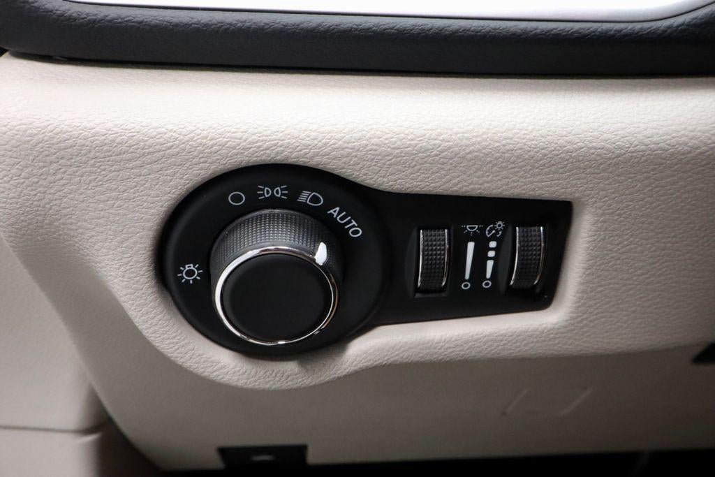 2023 Chrysler Voyager LX FWD