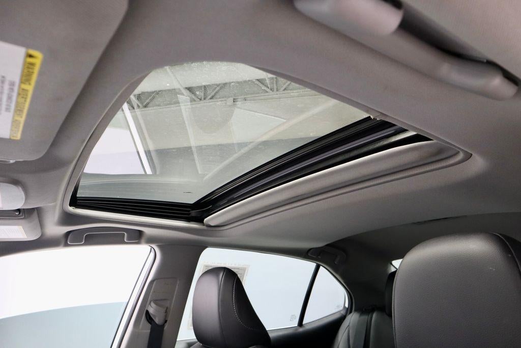 2022 Toyota Camry SE Auto (SE)