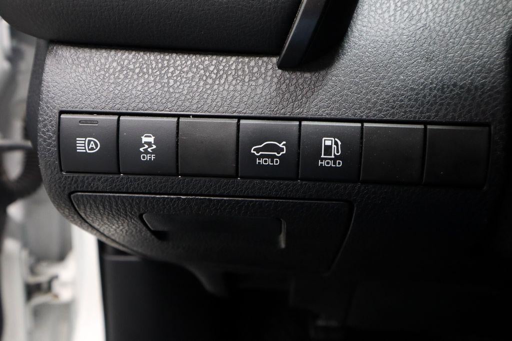 2022 Toyota Camry SE Auto (SE)