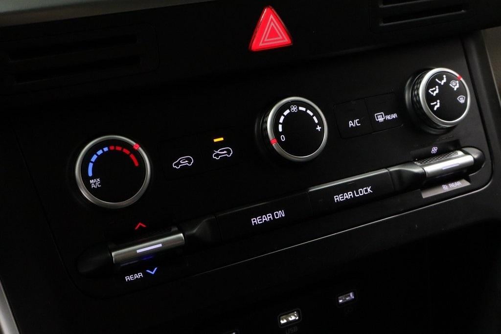 2024 Kia Carnival LX